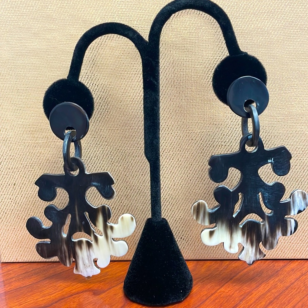 Beautiful, hand cut horn chandelier pierced earrings